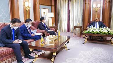 الزبيدي يؤكد على أهمية حضور الاستثمارات الصينية الكبيرة في عدن